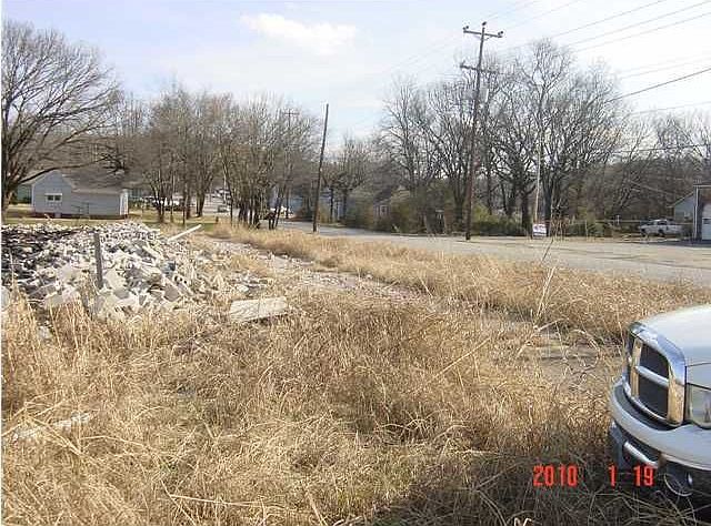 2nd image of 2000 Elmendorf St