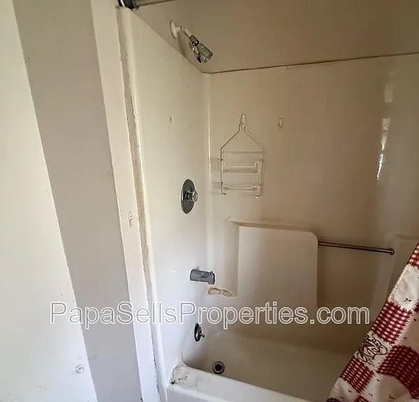 2067 N Maple Ave — Photo 13