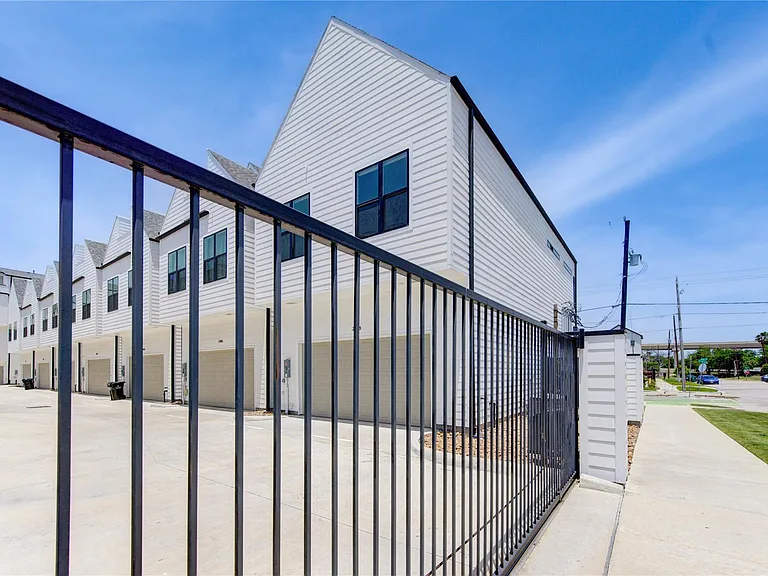 2418 Gray St — Photo 34