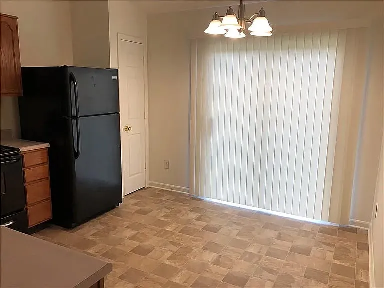 3 bed, 1030 sqft, $1,632 — Photo 2
