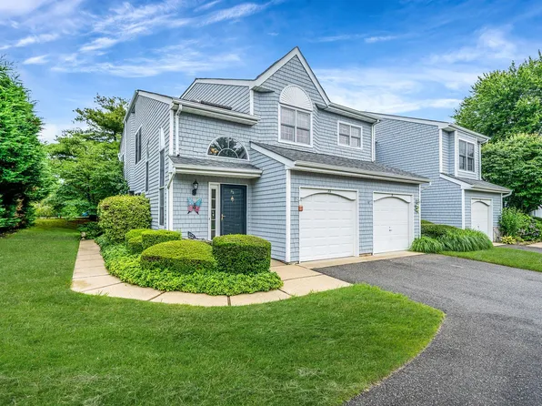 32 Lakebridge Drive S, Kings Park, NY 11754