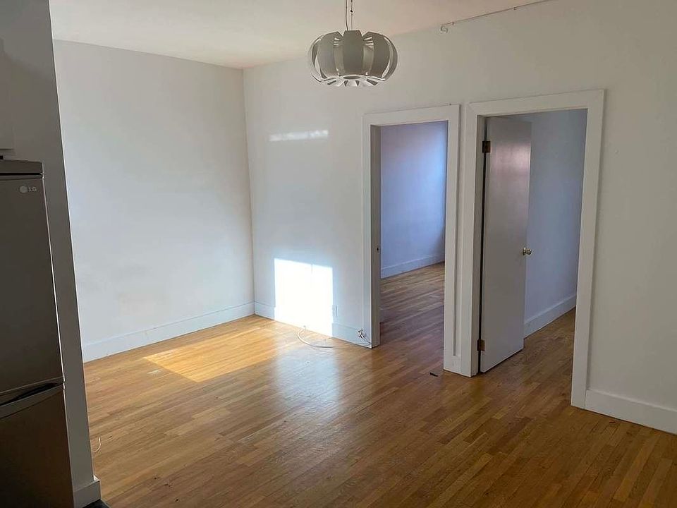 2nd image of 14 Maujer St #12A