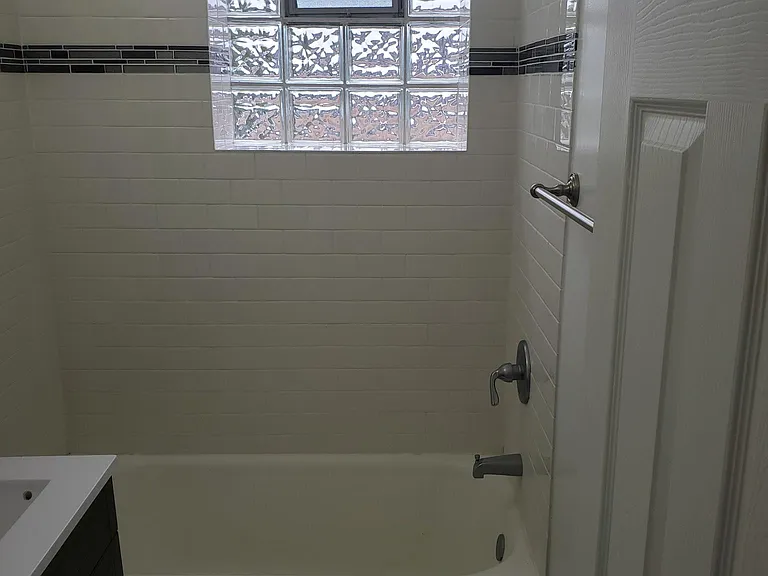 W Roscoe St — Photo 9