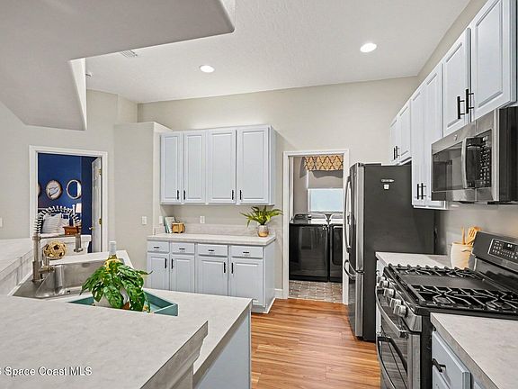4th image of 854 Villa Dr