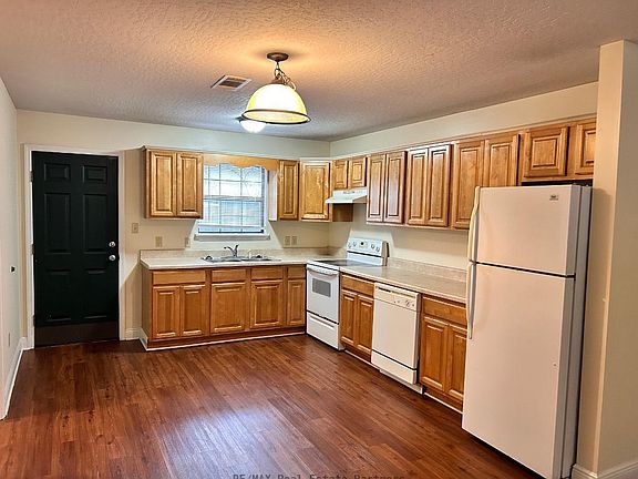 5th image of 121 Lexington Dr #B1