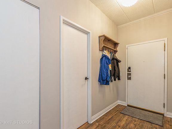 5th image of 9731 N Fox Glen Dr APT 1B
