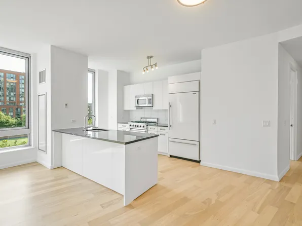 46-30 Center Boulevard 401 image 2 of 19