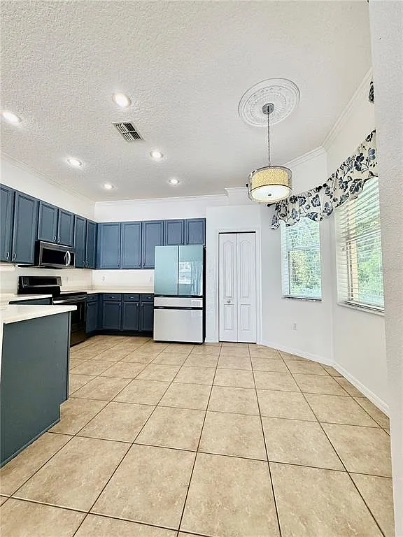 3 bed, 2.0 bath, 1609 sqft, $2,200 — Photo 4