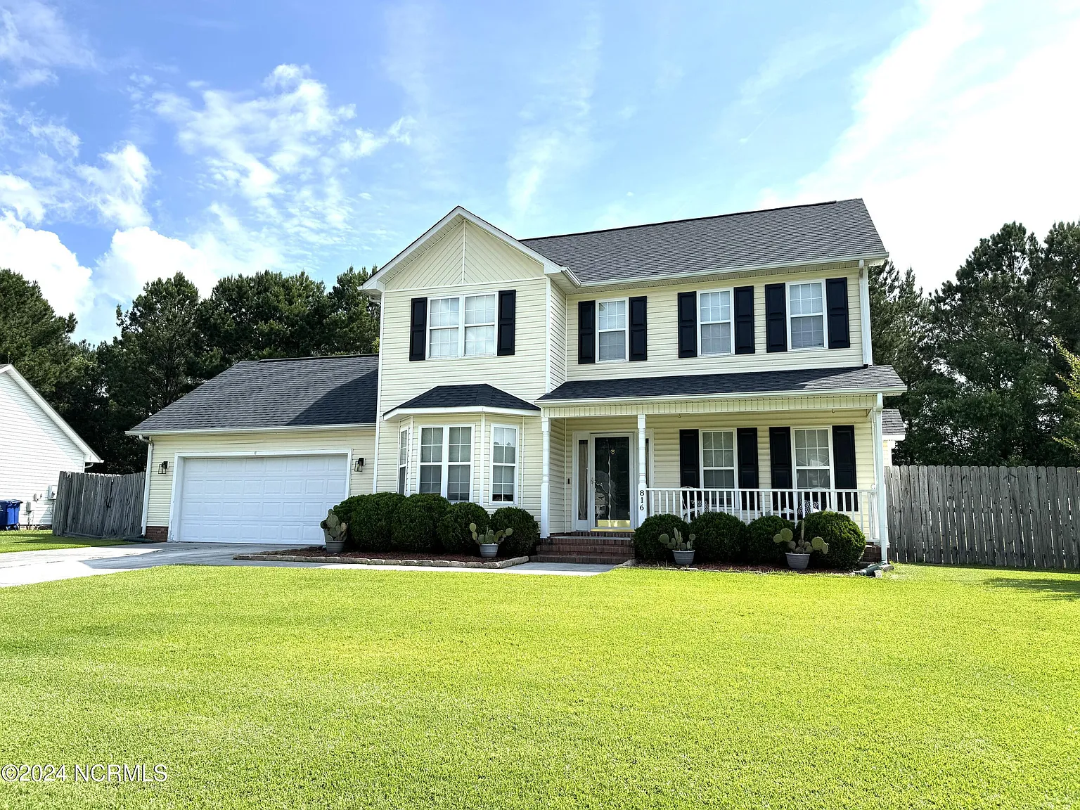 4 bed, 2.5 bath, 1956 sqft, $2,050 — Photo 2