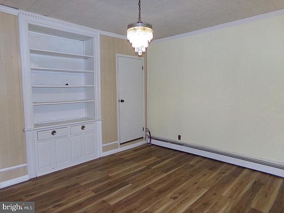 4th image of 521 W Norwegian St