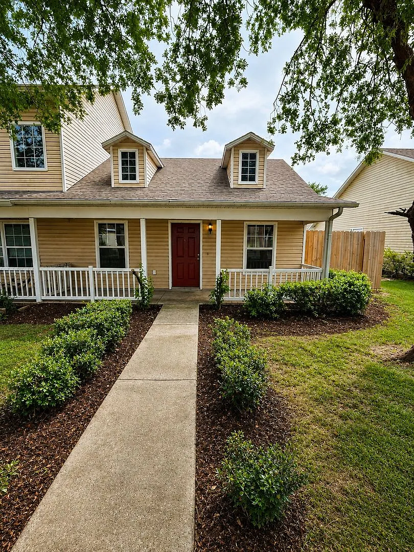 Adorable 2 bedrooms 2 baths recently remodeled rental home available in Groveland — Photo 2