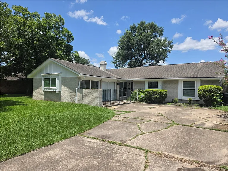 7334 Darnell St — Photo 1
