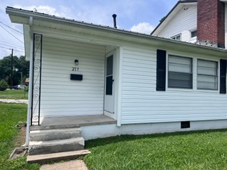 217 W Fairview Rd — Photo 2