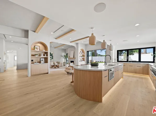 21626 Cezanne Pl, Woodland Hills, CA 91364