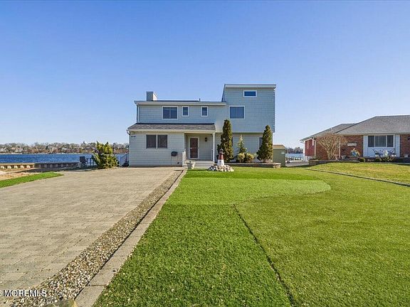 3rd image of 32 Cove Road W