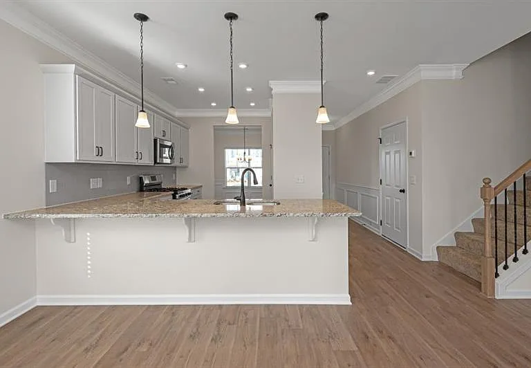 196 Marion Dr — Photo 4