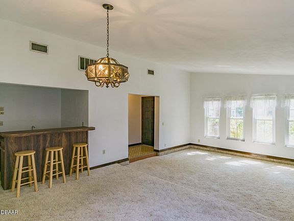 5th image of 453 Woodstock Dr