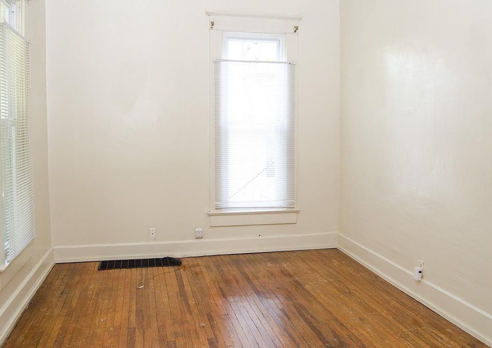 2nd image of 905 W University Ave
