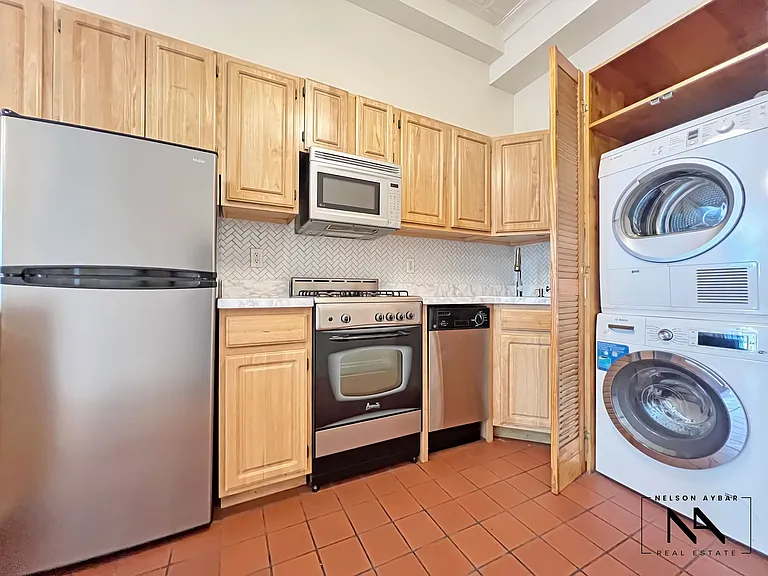 695 Union St #1R — Photo 2