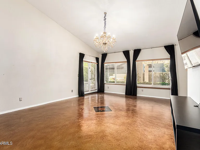 4704 E Hearn Rd — Photo 18