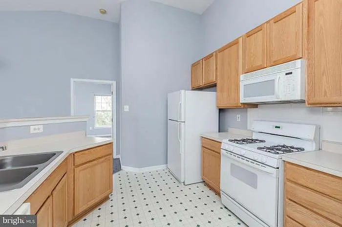 3033 Hunting Ridge Dr — Photo 6
