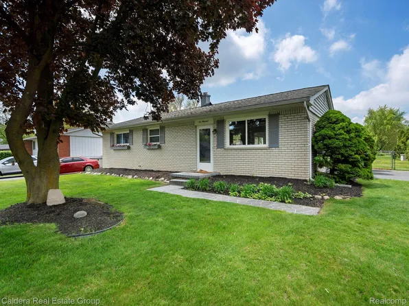 600 Los Arboles Dr, Wolverine Lake, MI 48390