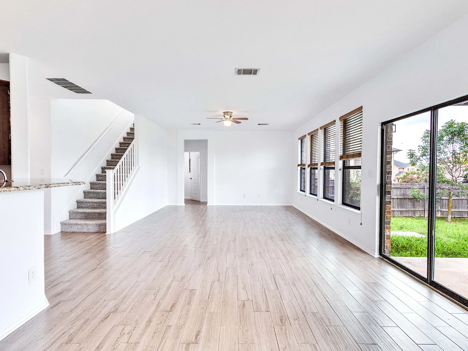 3 bed, 2.5 bath, 2528 sqft, $2,300 — Photo 2