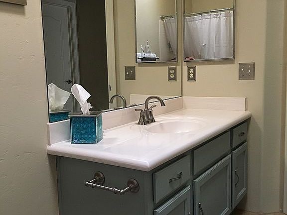 Guest bathroom ( tub )