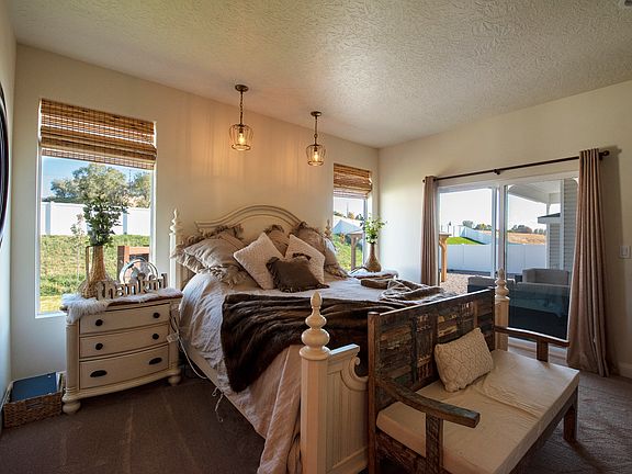 Master bedroom-king bed