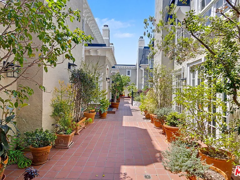 1242 Berkeley St #10 — Photo 2