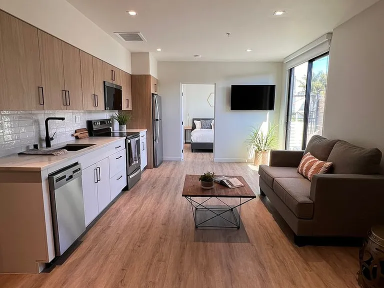 1111 Torrey Pines Rd — Photo 13