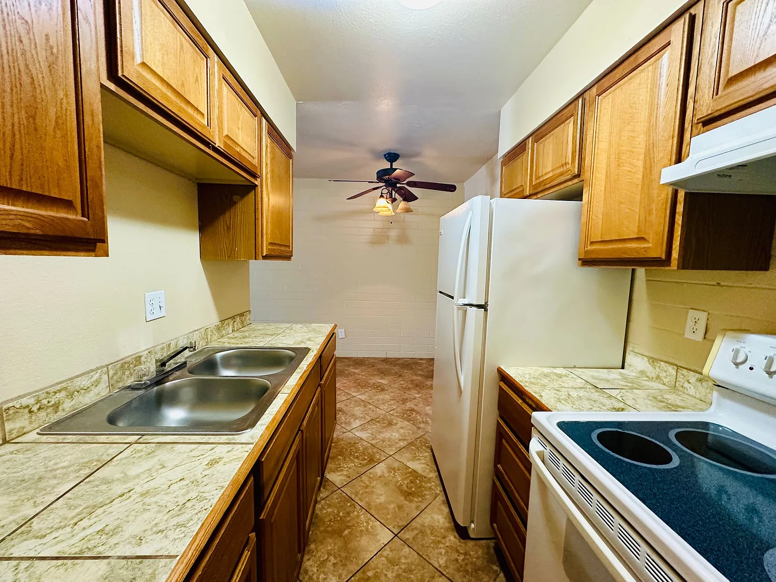Desert Atrium - Studios, 1 Bedrooms and 2 Bedrooms in Great Location! Community Pool! — Photo 4