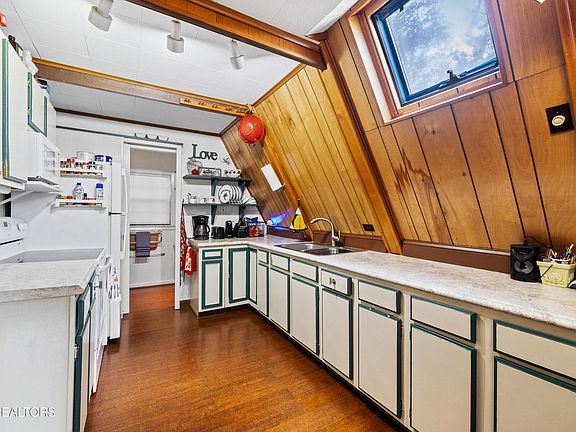 4th image of 5602 Lakeshore Dr