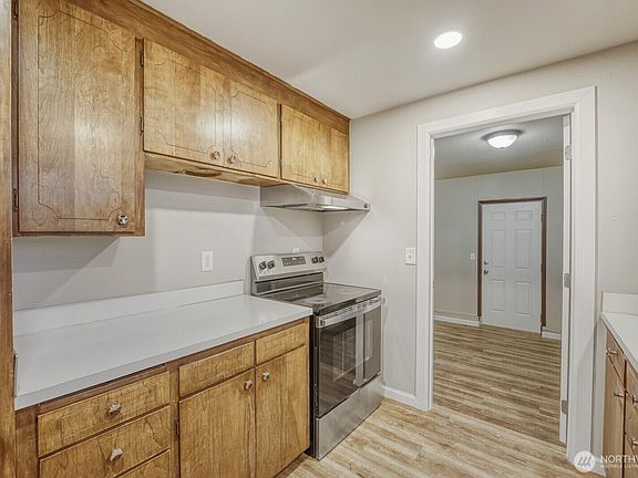 4th image of 7807 76th Avenue SW