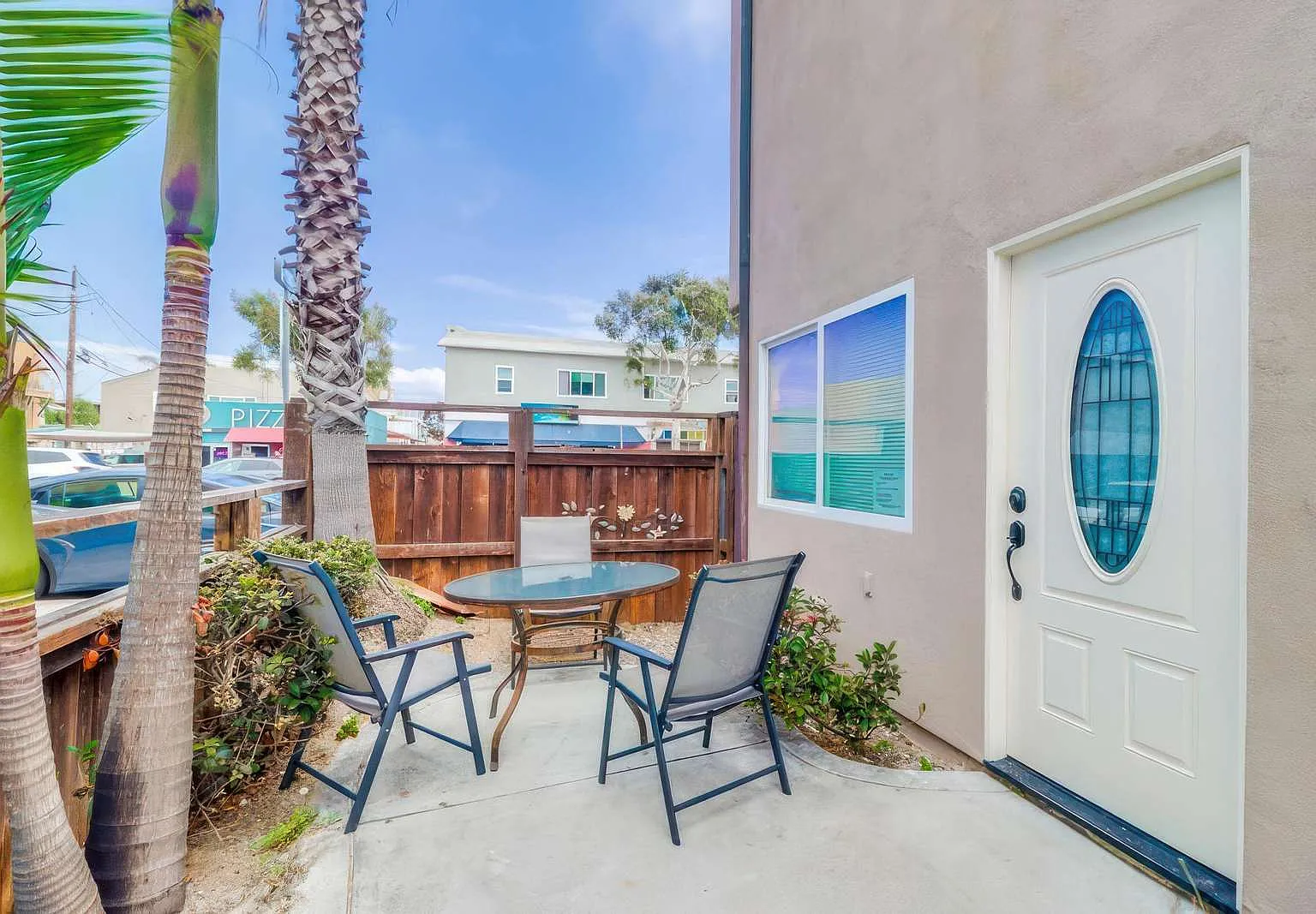 5 bed, 2200 sqft, $9,350 — Photo 1