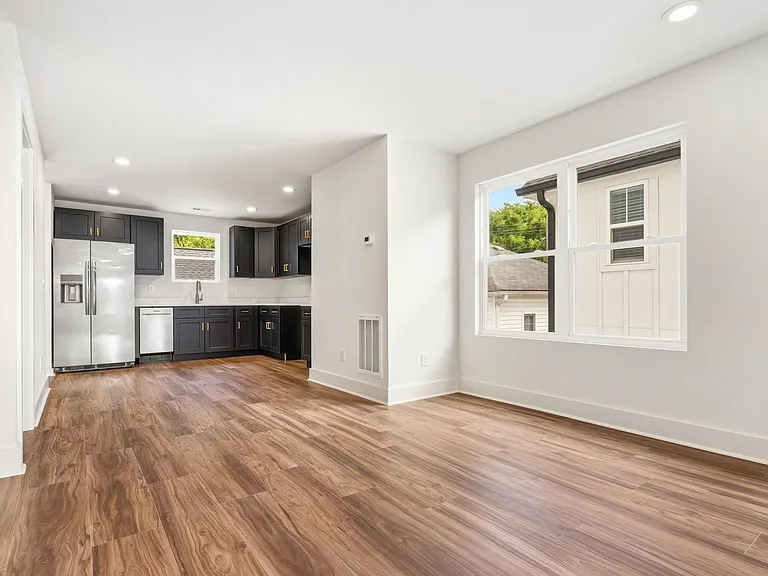 711 Gerard St #B — Photo 13