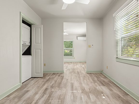 4th image of 944 Aspen St