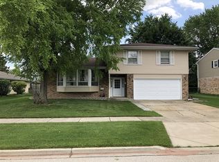 1219 E Suffield Dr, Arlington Heights, IL