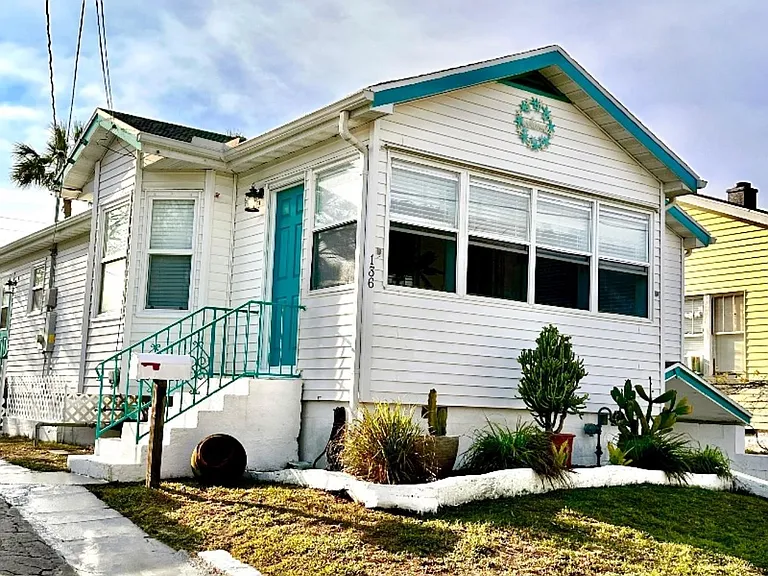 136 S Oleander Ave — Photo 5