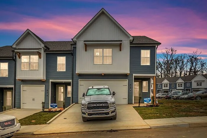3 bed, 2.5 bath, 1937 sqft, $2,400 — Photo 1