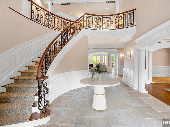 5th image of 7 Buckingham Dr