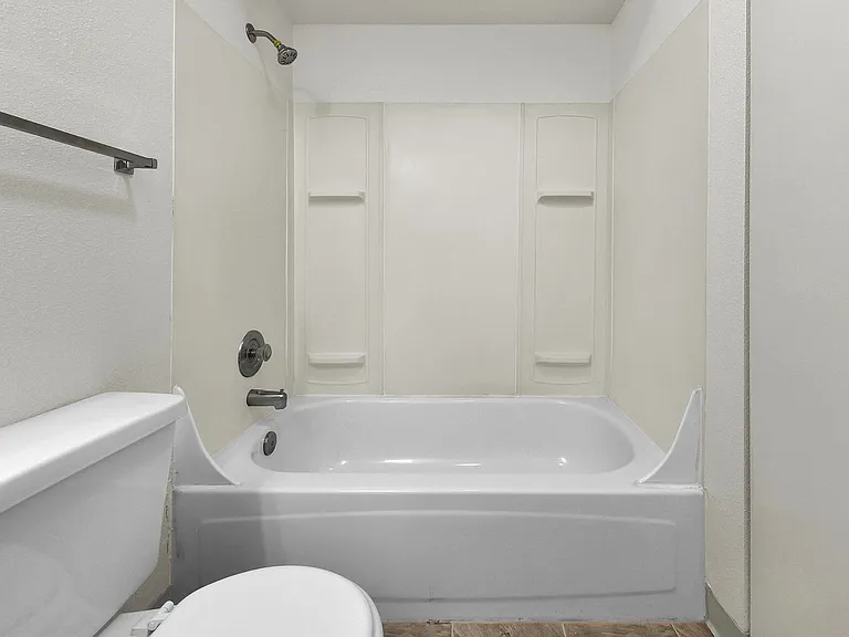 Hilton Street Apartments — Photo 39