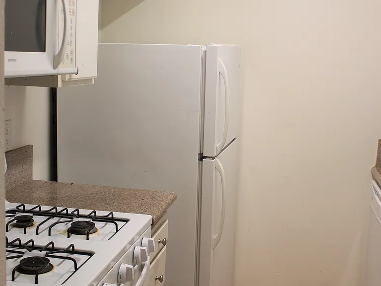 1375 Midvale Apartments — Photo 58