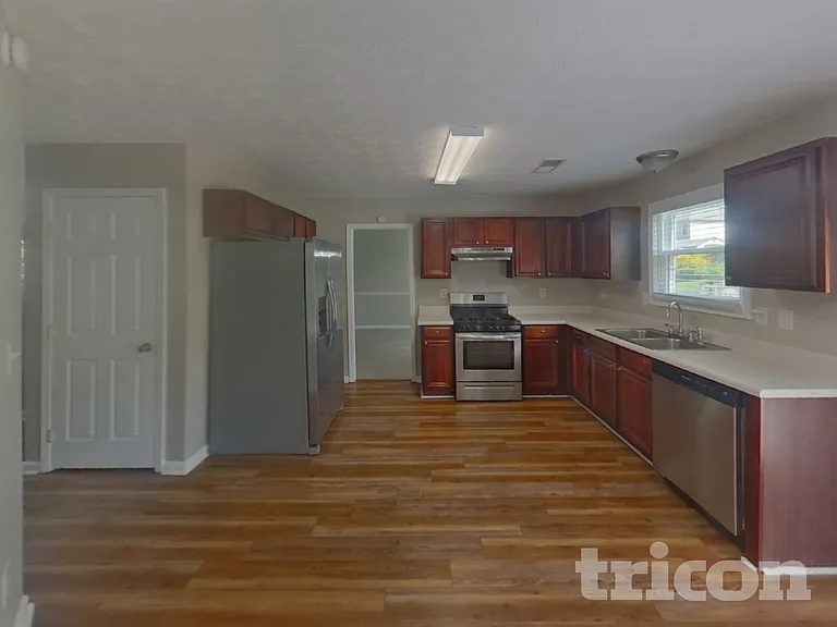 1916 Hillspring Ln — Photo 7