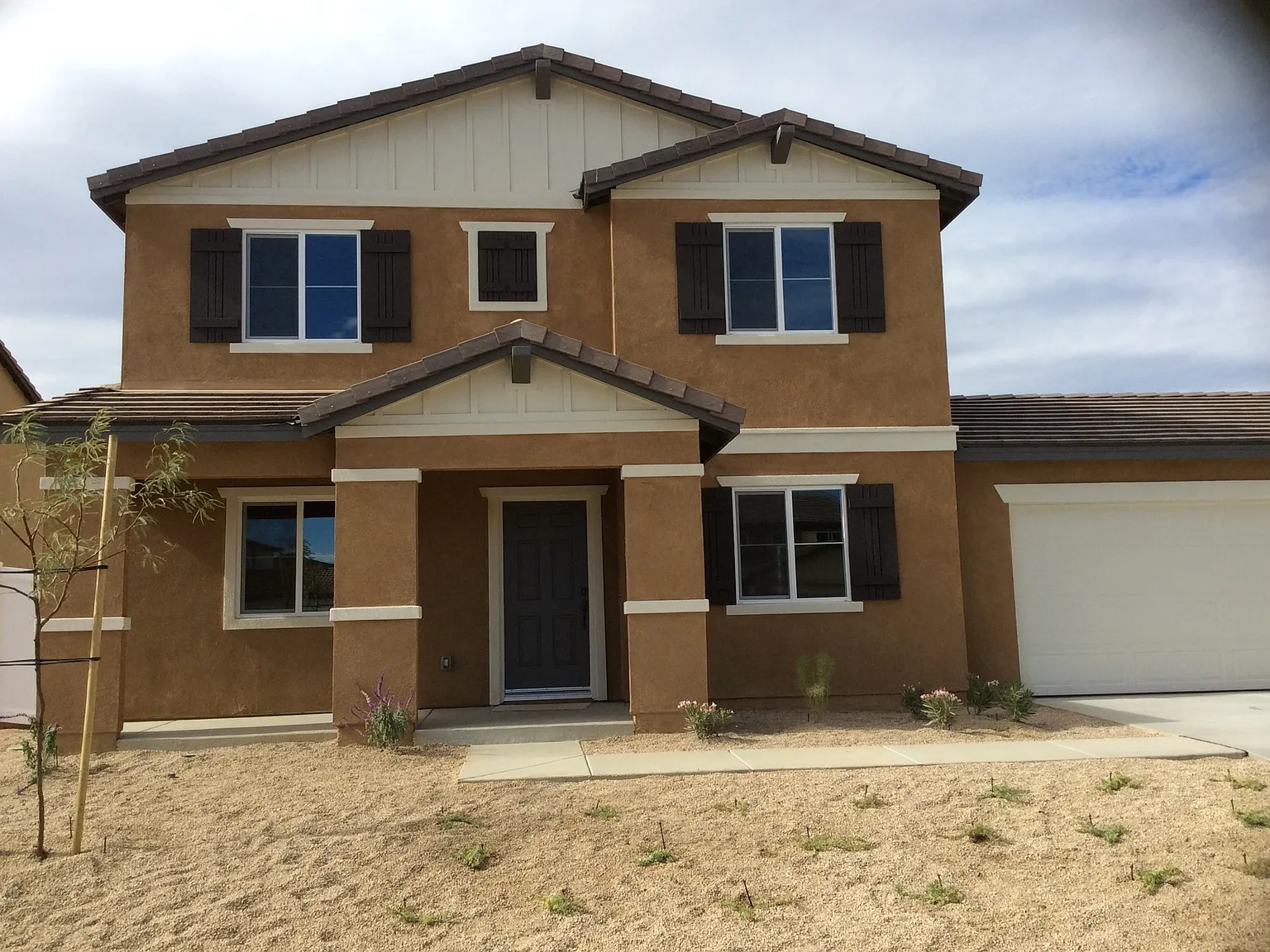5 bed, 2424 sqft, $3,599 — Photo 2
