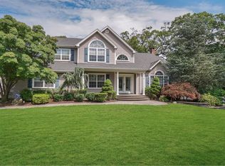 10 Cobblestone Ct, Ronkonkoma, NY 11779