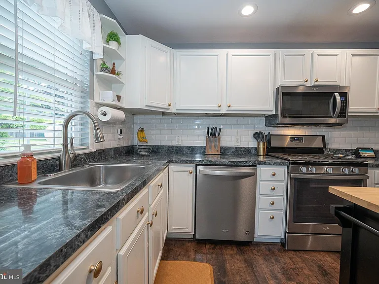 586 Summit St — Photo 16
