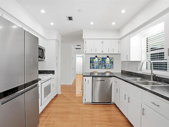 4th image of 8040 Towne Ct