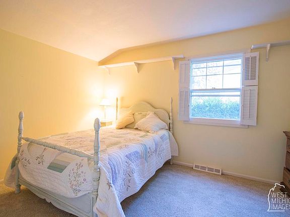 5th image of 213 Greenwood Ave