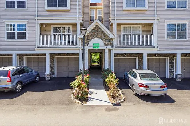 2 bed, 1056 sqft, $2,700 — Photo 2